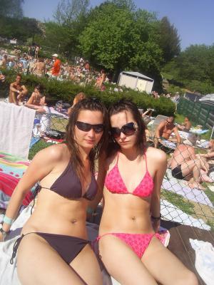 2 miss a la piscine